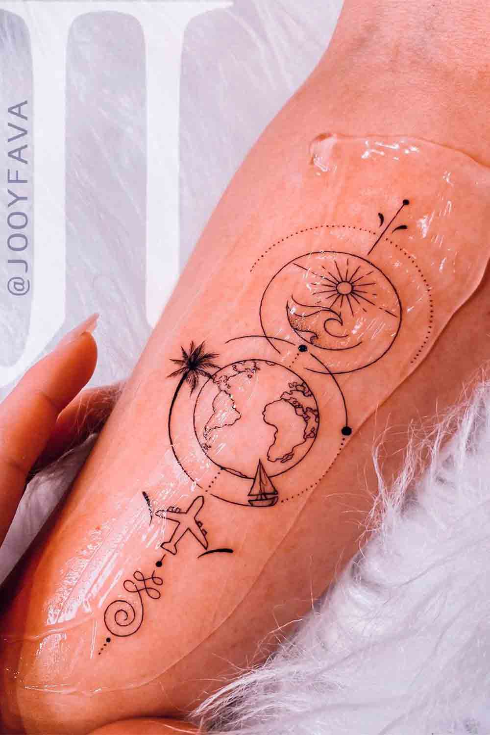 tatuagem-feminina-no-antebraco-de-viagem 