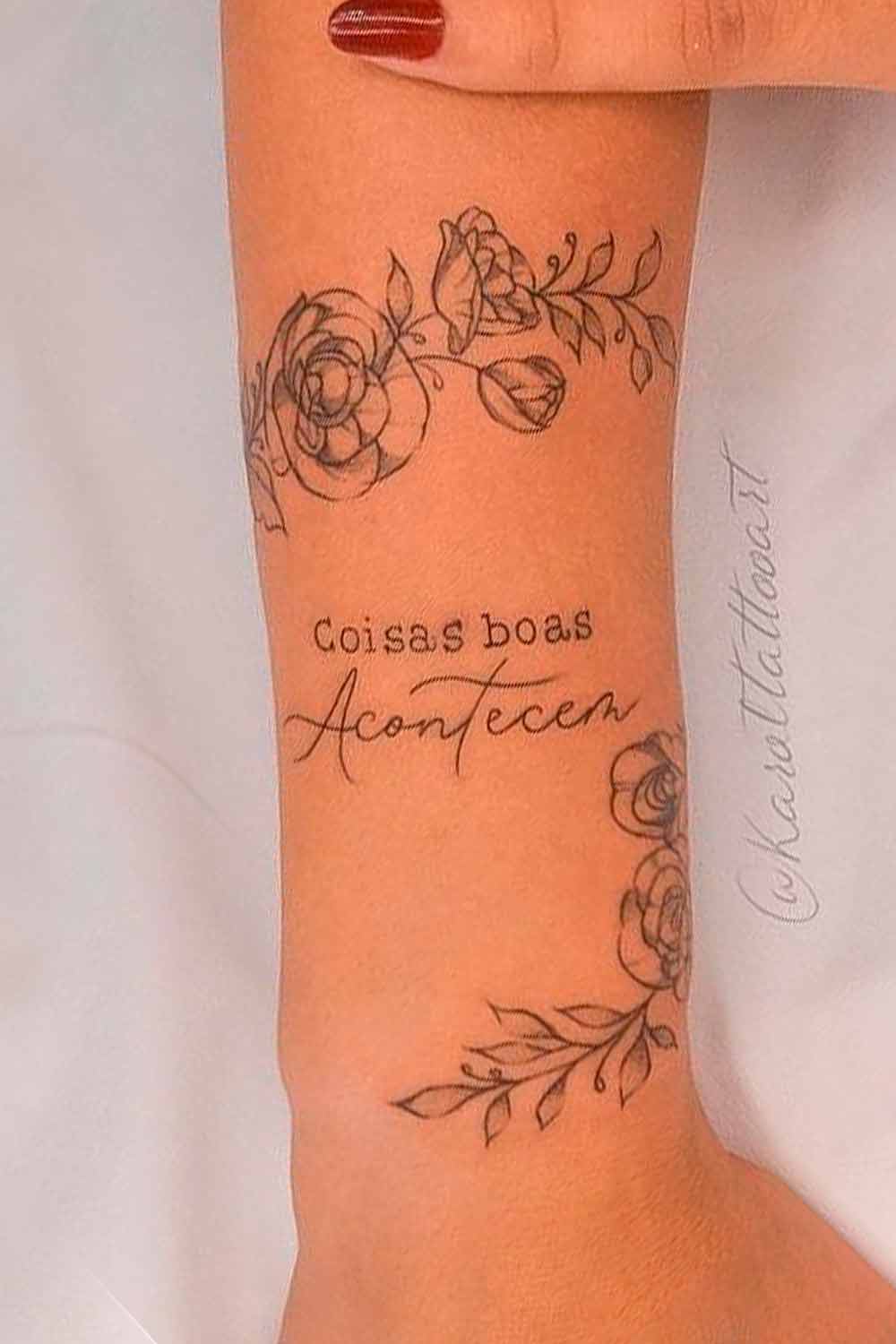 tatuagem-feminina-no-antebraco-escrito-coisas-boas-acontecem 