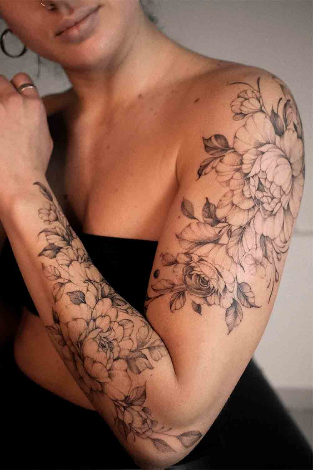 tatuagem-feminina-no-braco-de-flores 