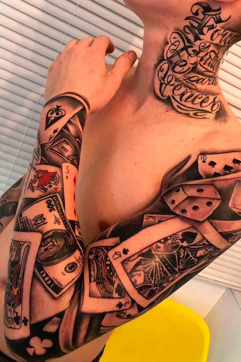 tatuagem-masculina-no-antebraco-de-cartas 