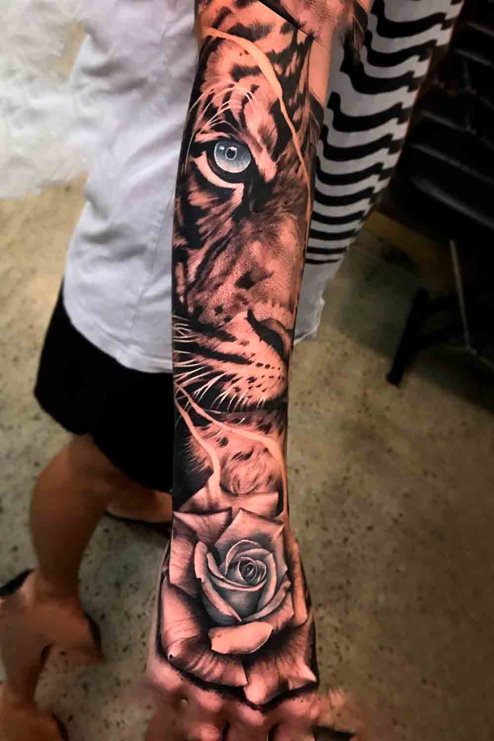 tatuagem-no-antebraco-de-tigre-e-rosa 