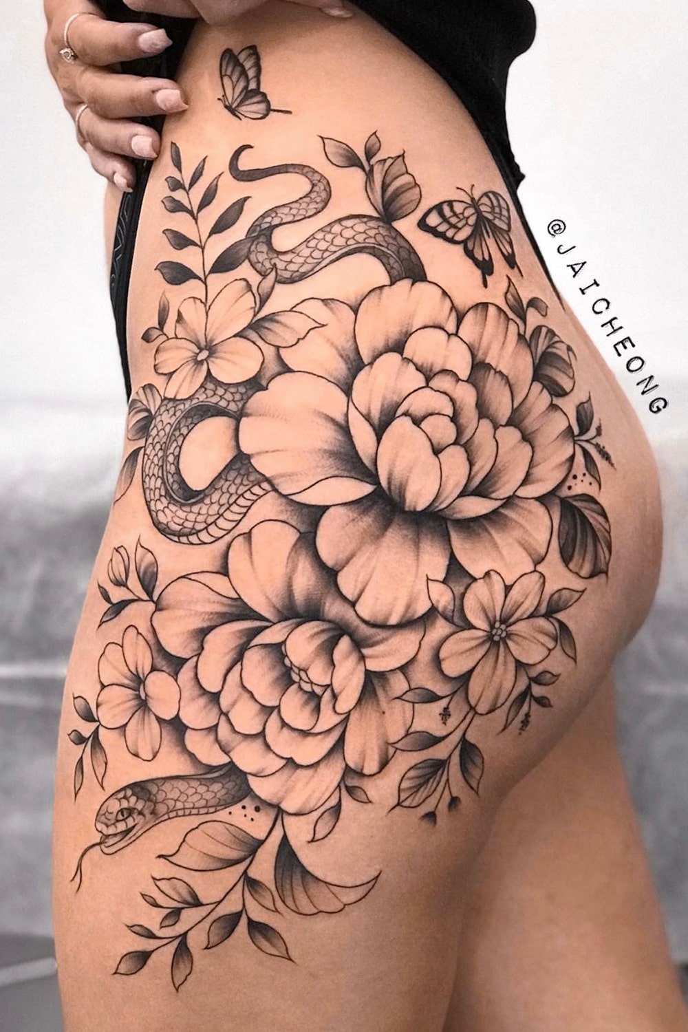 Tatuagem flores na bunda
