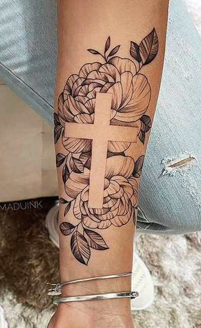 tatuagem-de-cruz-feminina-no-braco 
