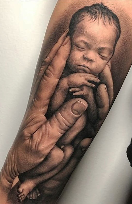 tatuagem-de-mãos-segurando-um-nenem 