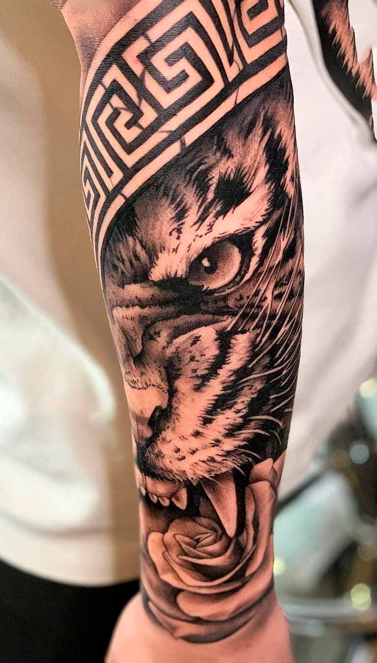 tatuagem-masculina-de-tigre-com-tribal 