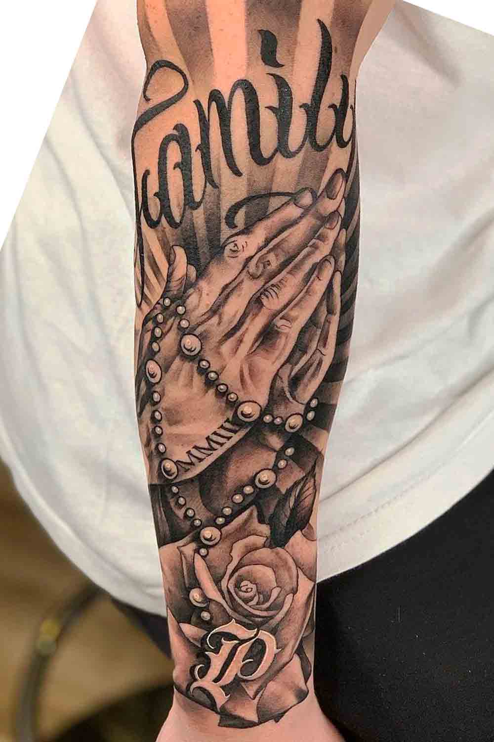 tatuagem-religiosa-de-maos-rezando-escrito-family 