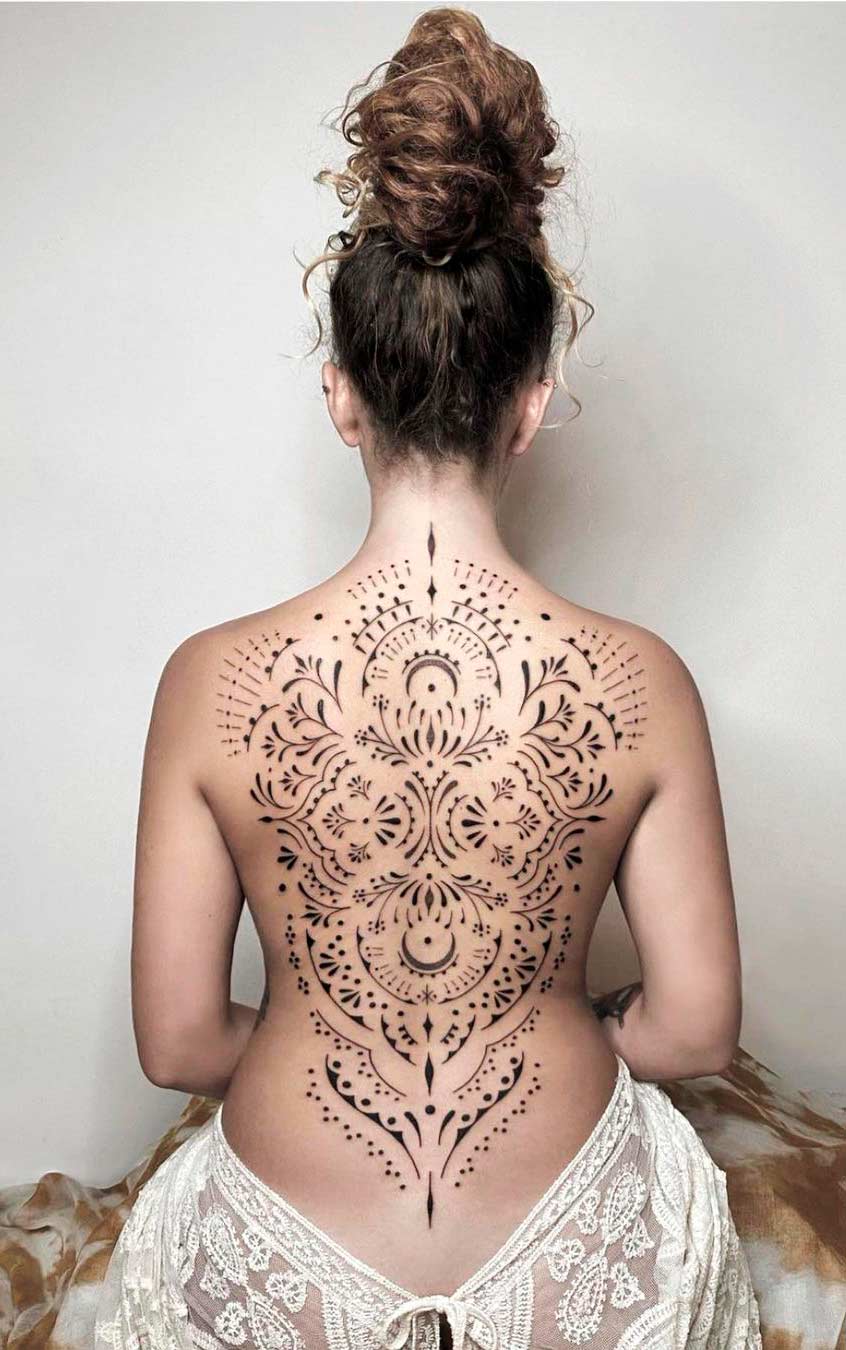 tatuagem-feminina-naas-costas 