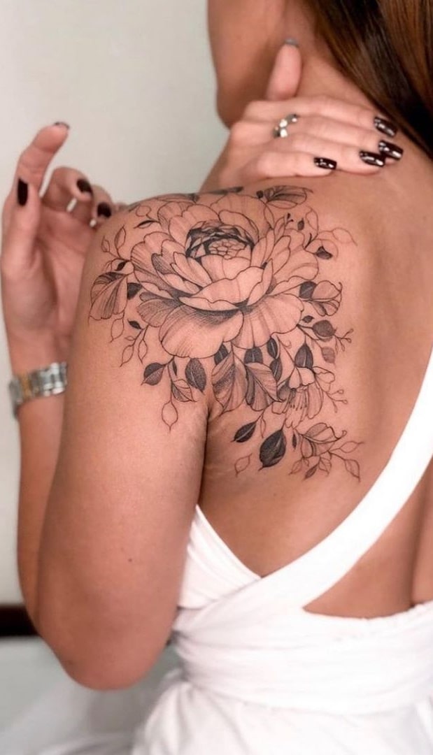 tatuagem-feminina-nas-costas-2020-15 