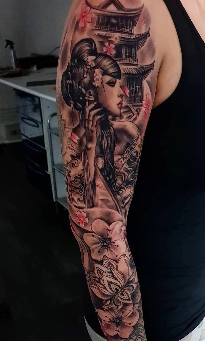 Tatuagem-de-braço-fechado-feminina-1 