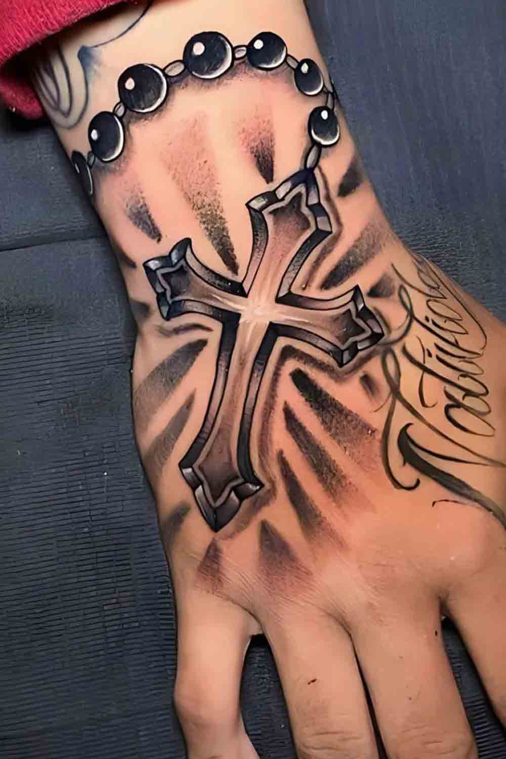 Tatuagem na mão masculina