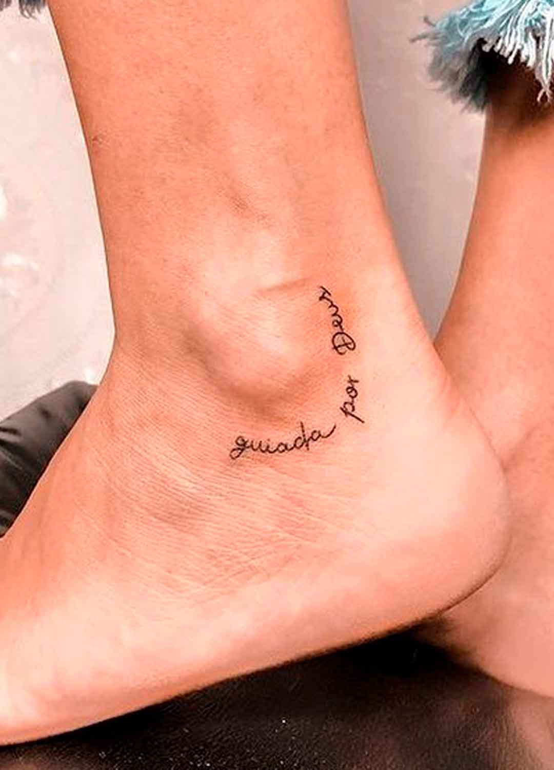 tatuagem-no-tornozelo-escrito 