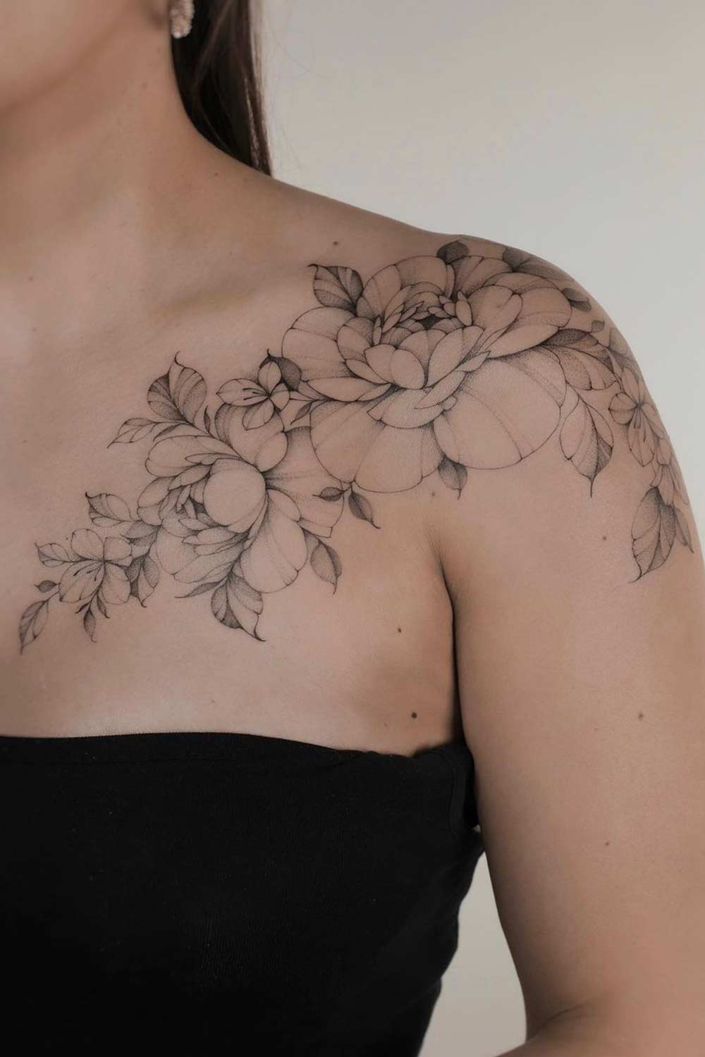 tattoo-floral-e-delicada-no-ombro 
