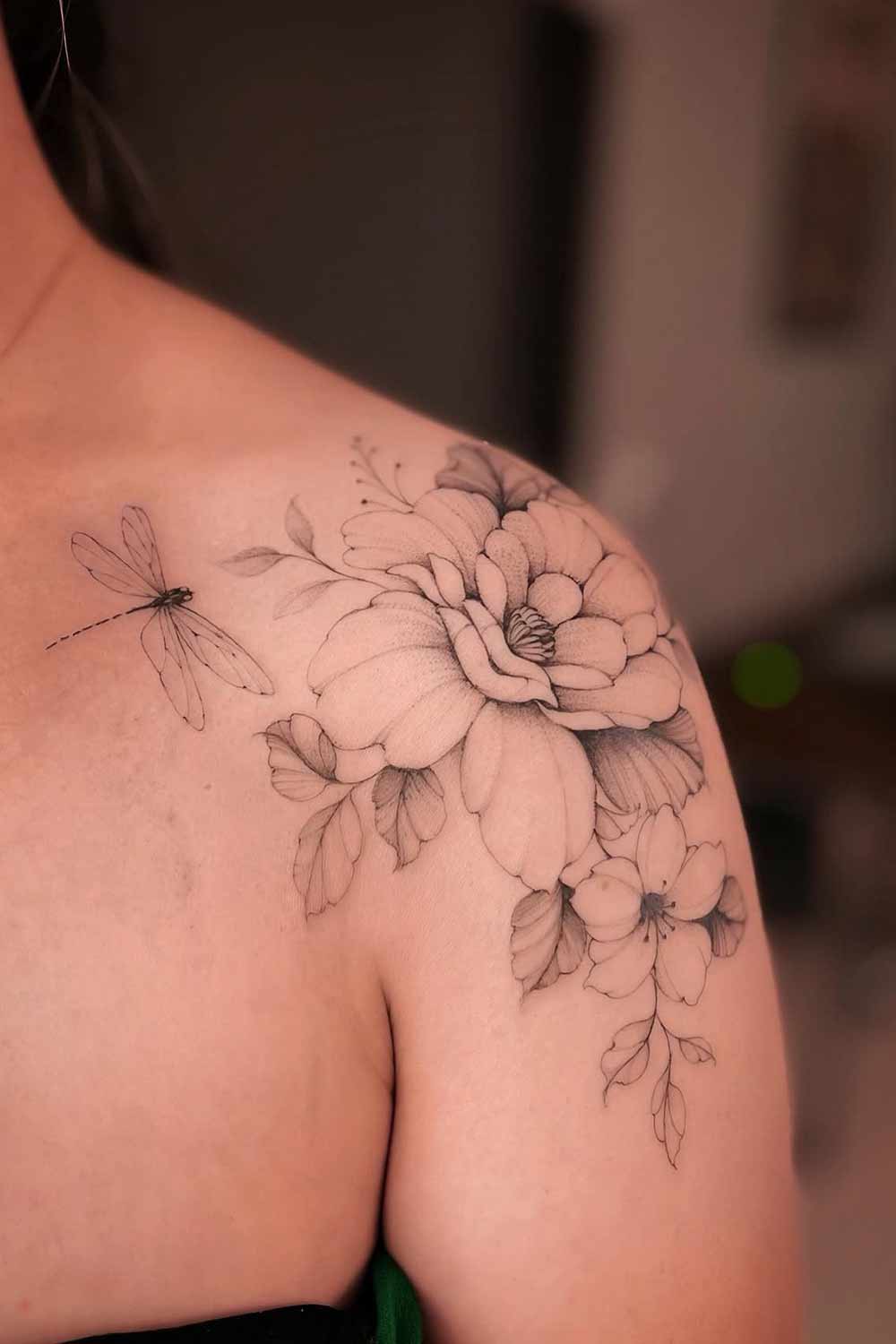 tatuagem-de-flor-peonia-no-ombro 