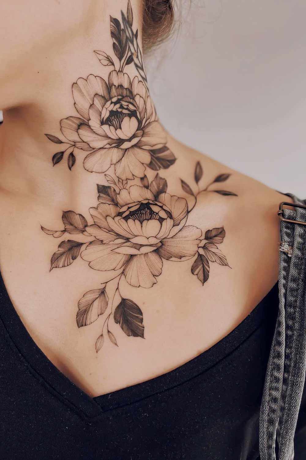 tatuagem-de-flor-peonia-no-pescoco 