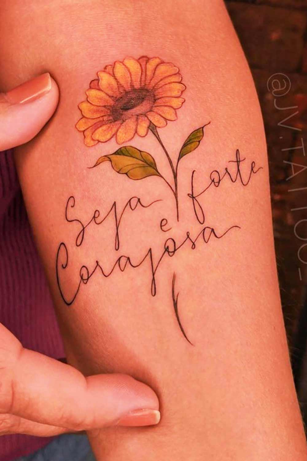 tatuagem-de-girassol-escrito-seja-forte-e-corajosa 