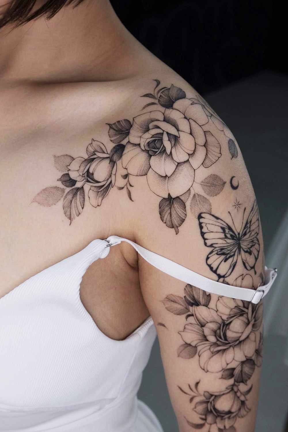 tatuagem-floral-com-borboleta-no-ombro 