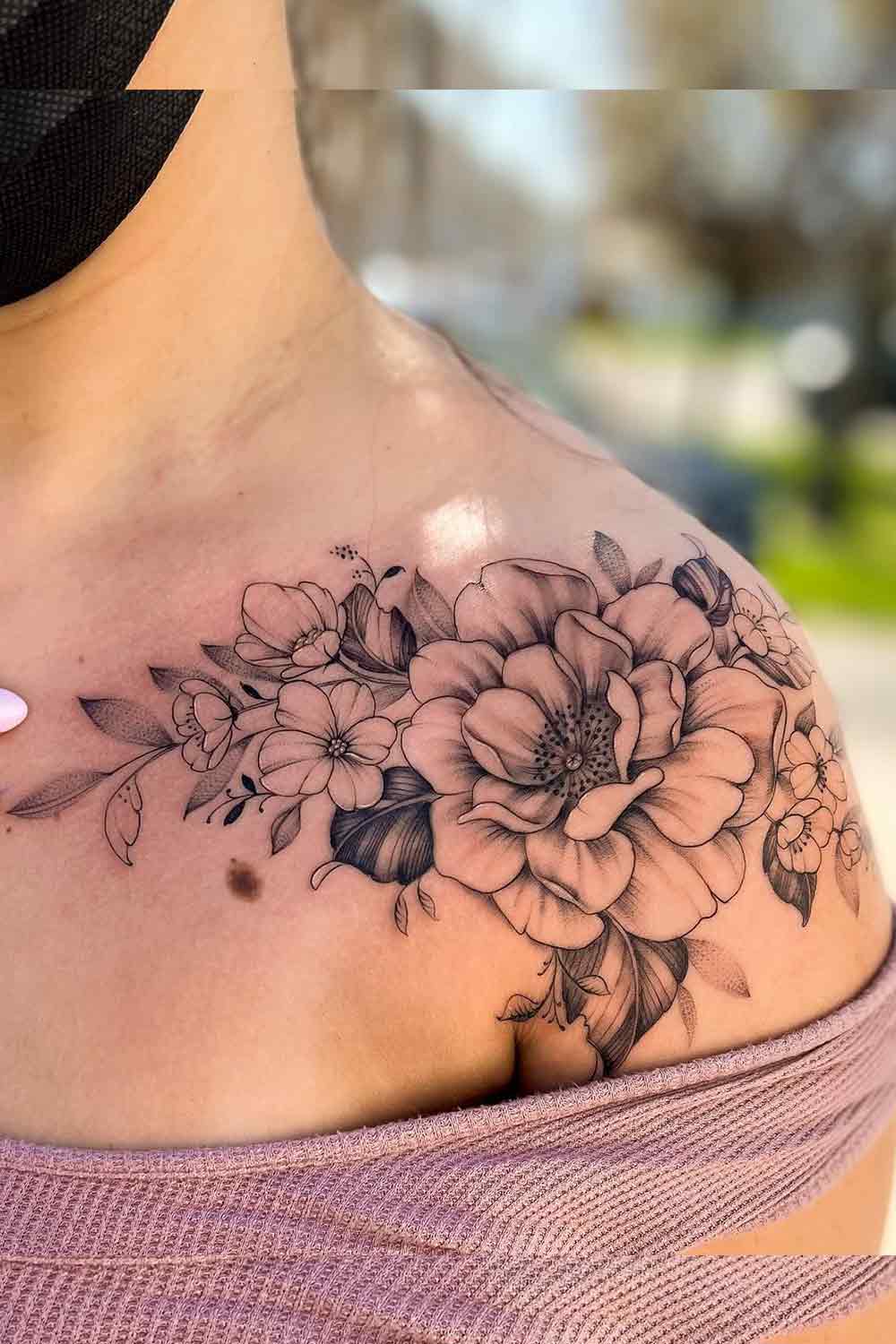 tatuagem-floral-no-ombro-feminino 