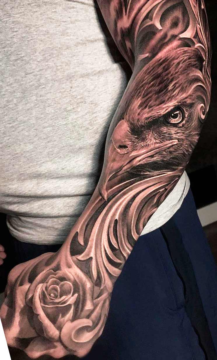 tatuagem-de-aguia-no-antebraco-e-rosa-na-mao 