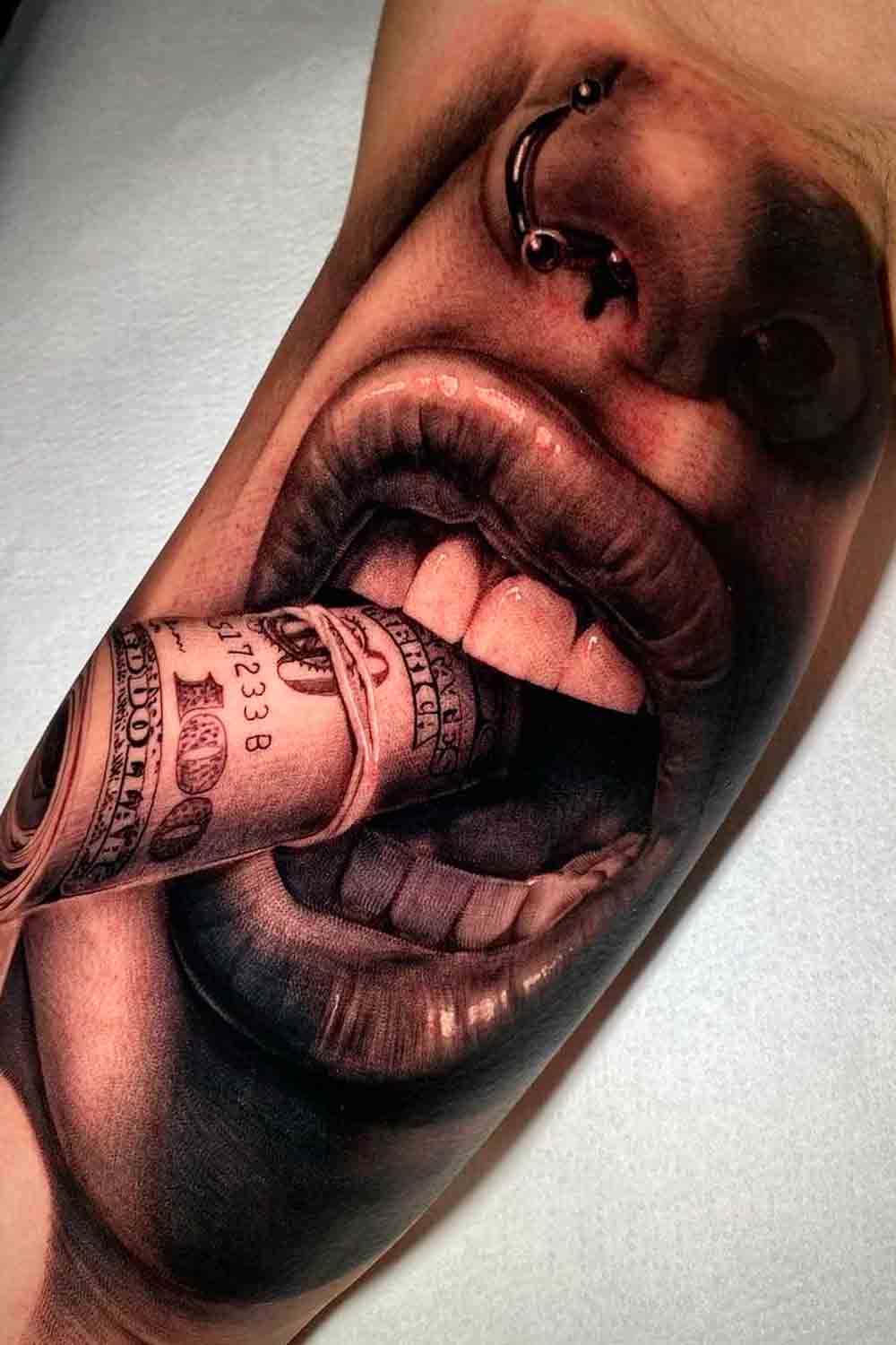 tatuagem-de-boca-segurando-dinheiro 