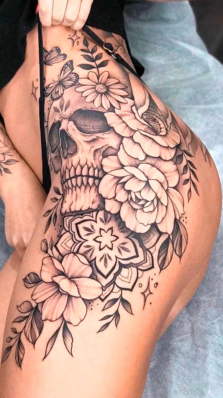 tatuagem-de-caveira-e-flores-no-quadril 