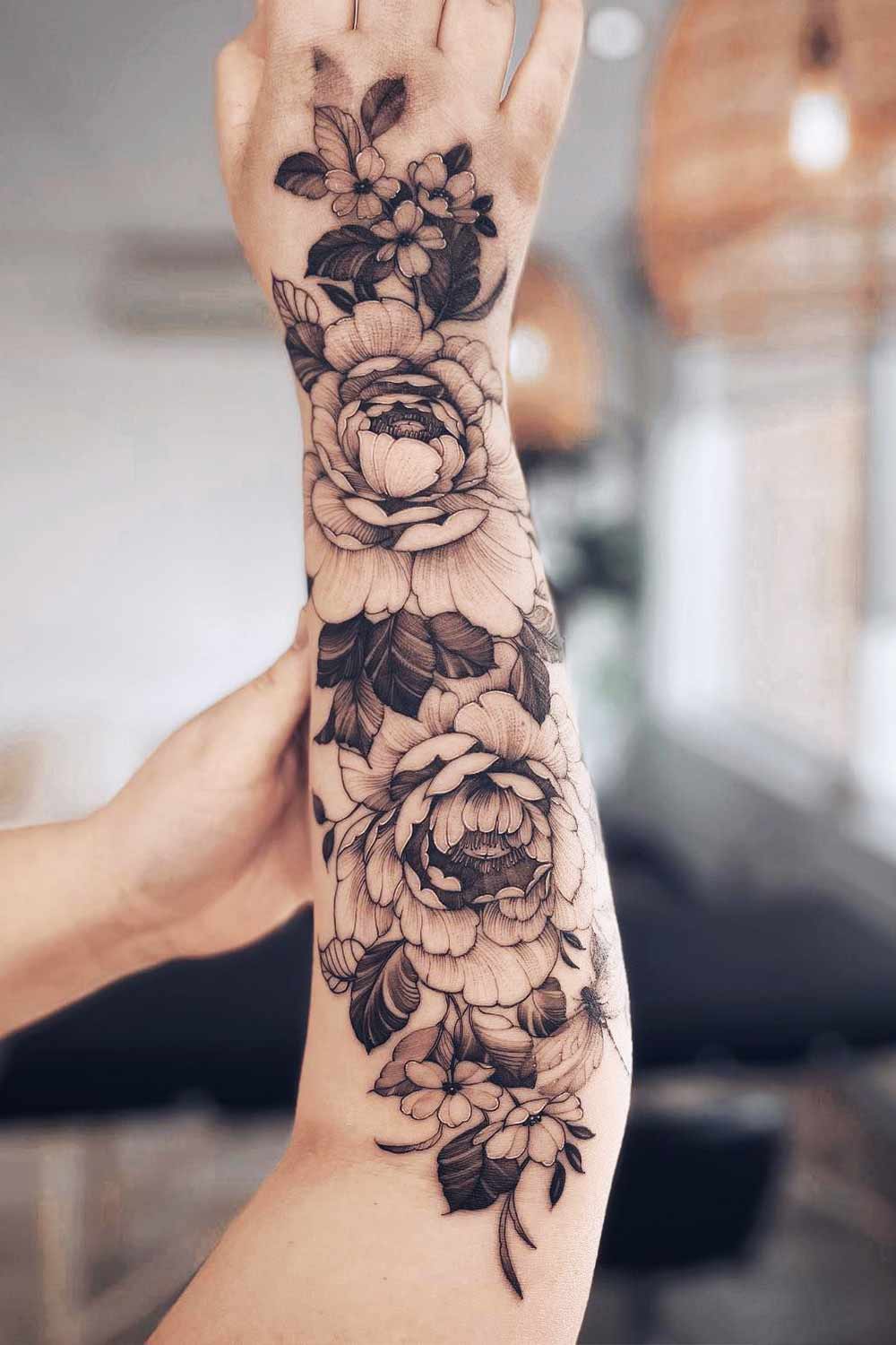 tatuagem-de-flores-peonias-no-antebraco 