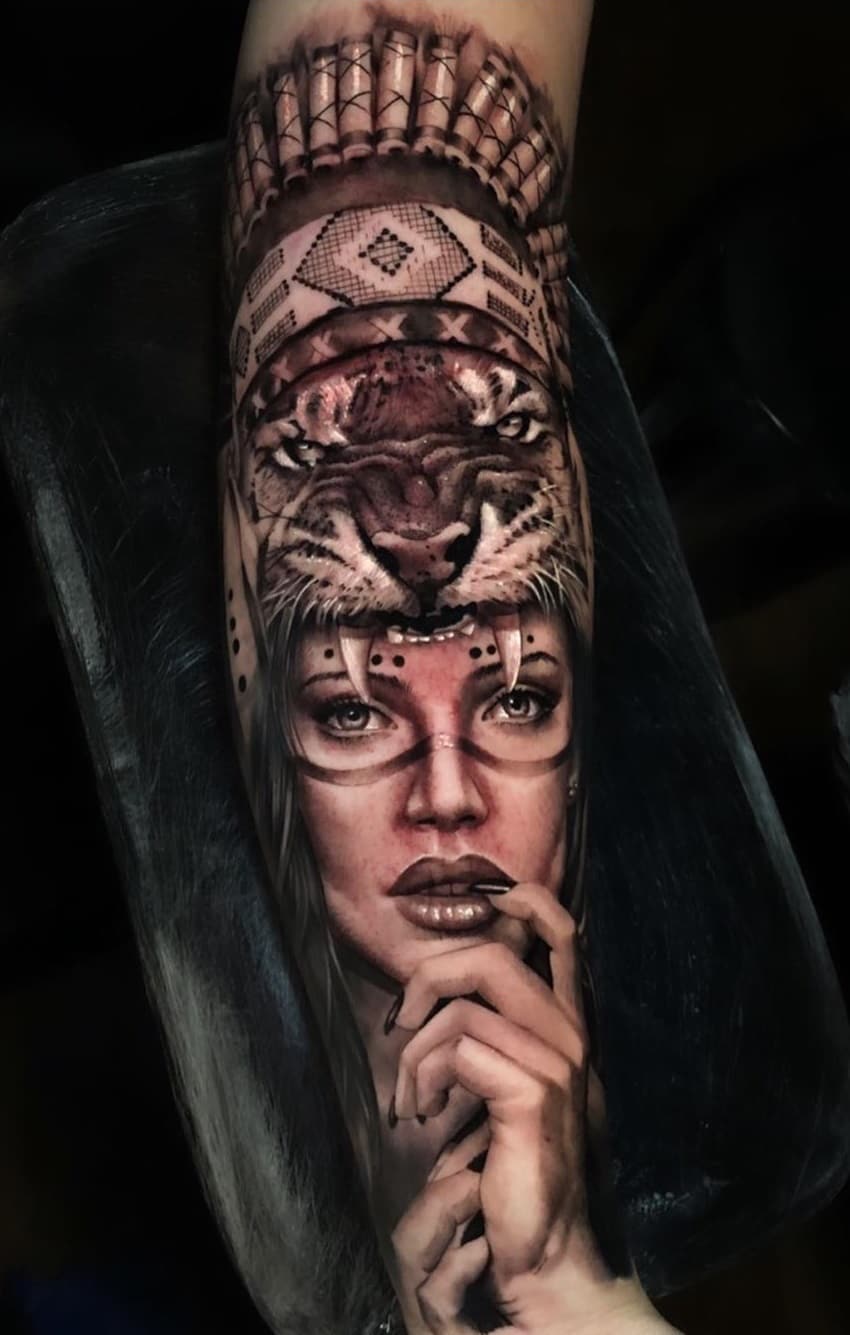 tatuagem-de-mulher-e-leão-no-antebraço 