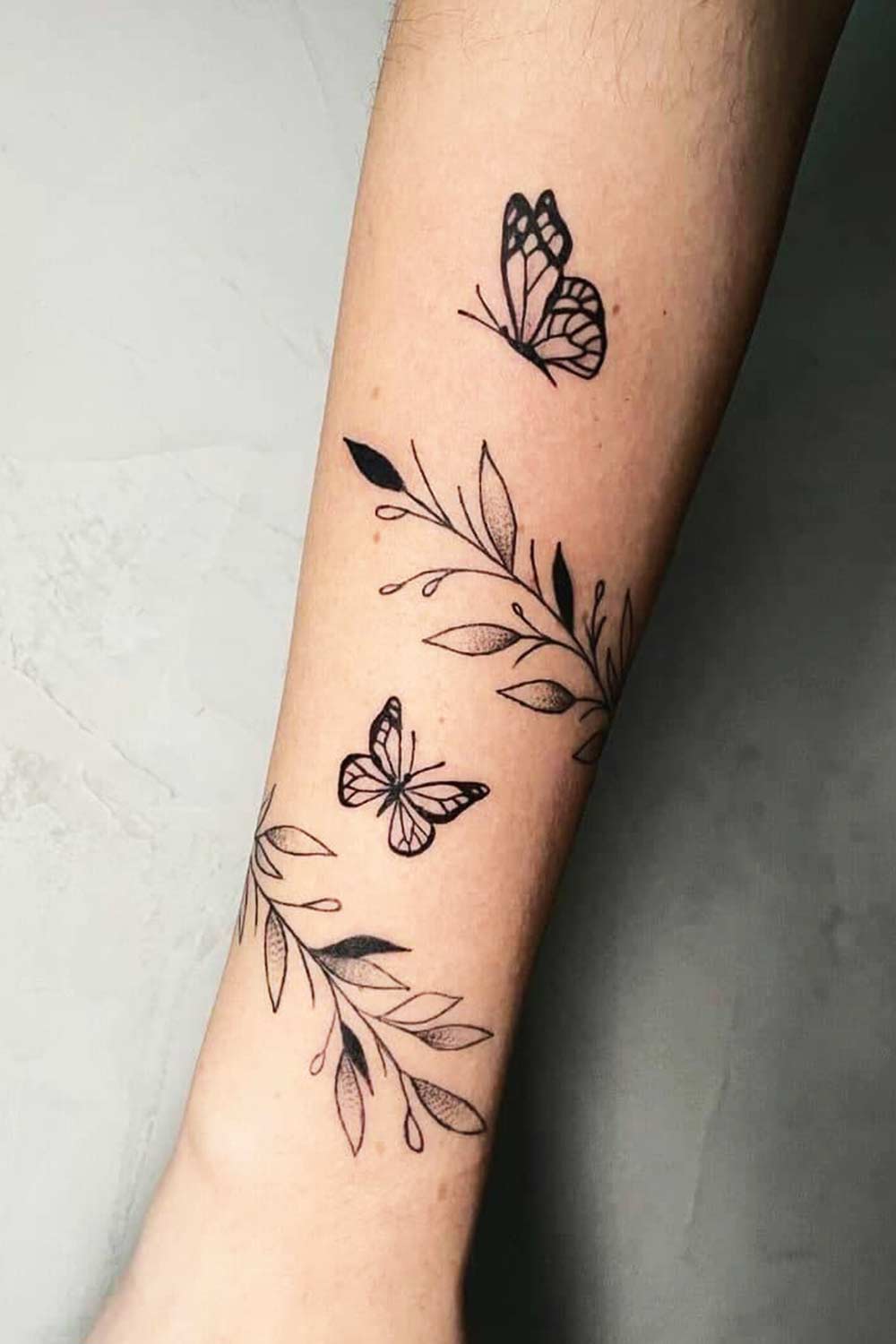 tatuagem-de-planta-com-borboleta-no-pulso 