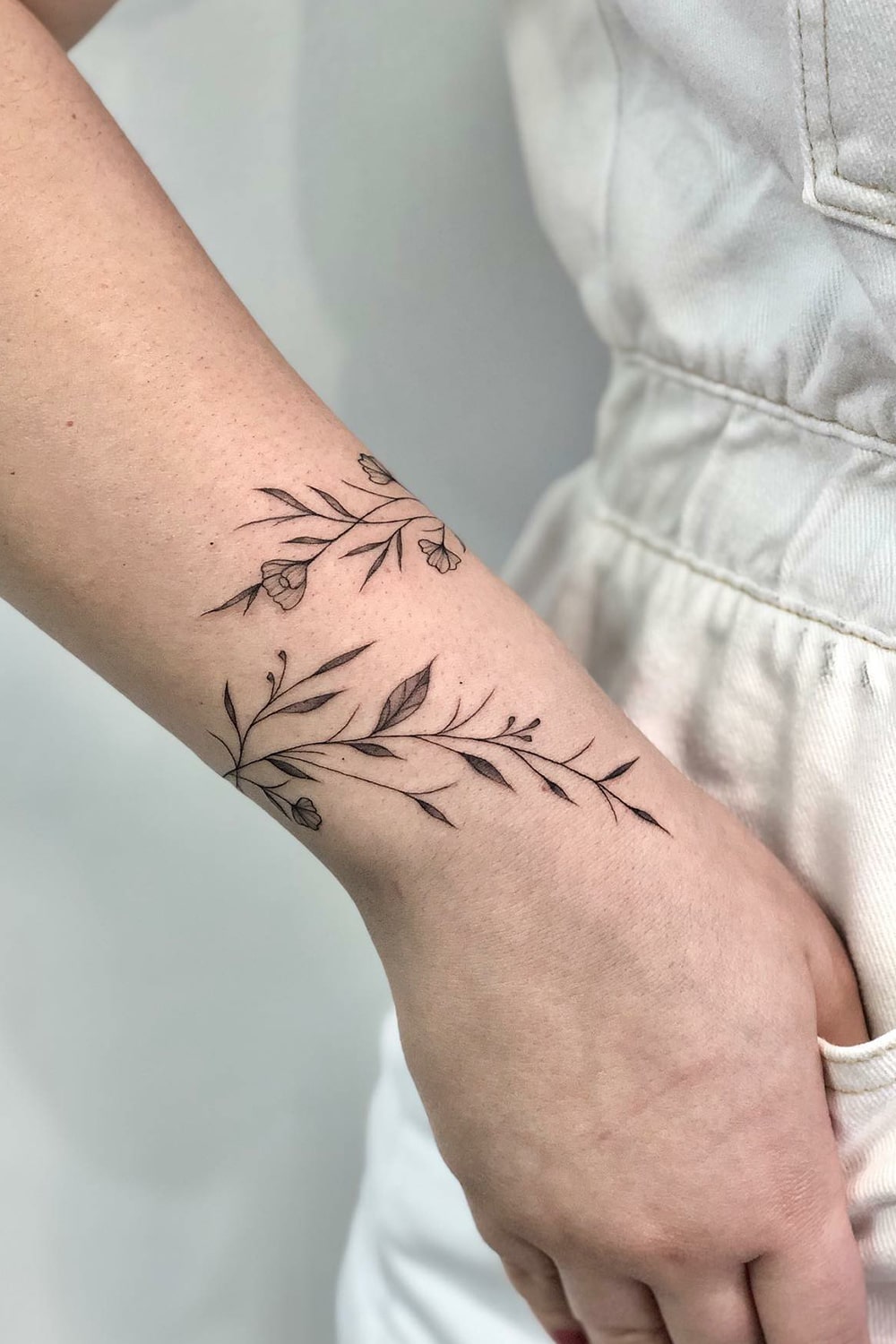 tatuagem-de-planta-no-pulso 