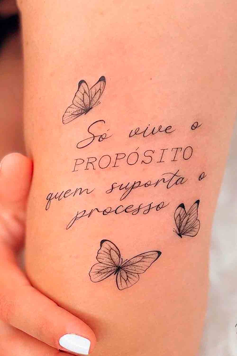 tatuagem-feminina-no-braco-so-vive-o-proposito-quem-suporta-o-processo 