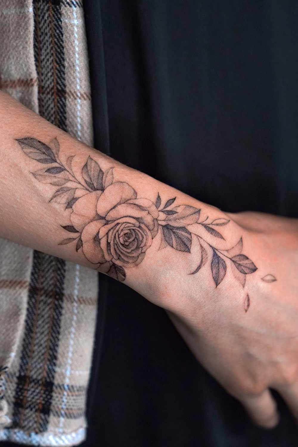 tatuagem-floral-de-rosa-no-pulso 