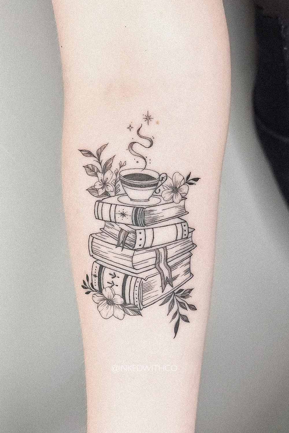 tatuagem-de-livros-e-cafe-no-antebraco 