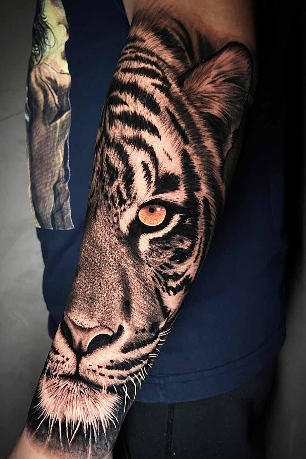 tatuagem-de-tigre-com-olho-laranja-no-antebraco 