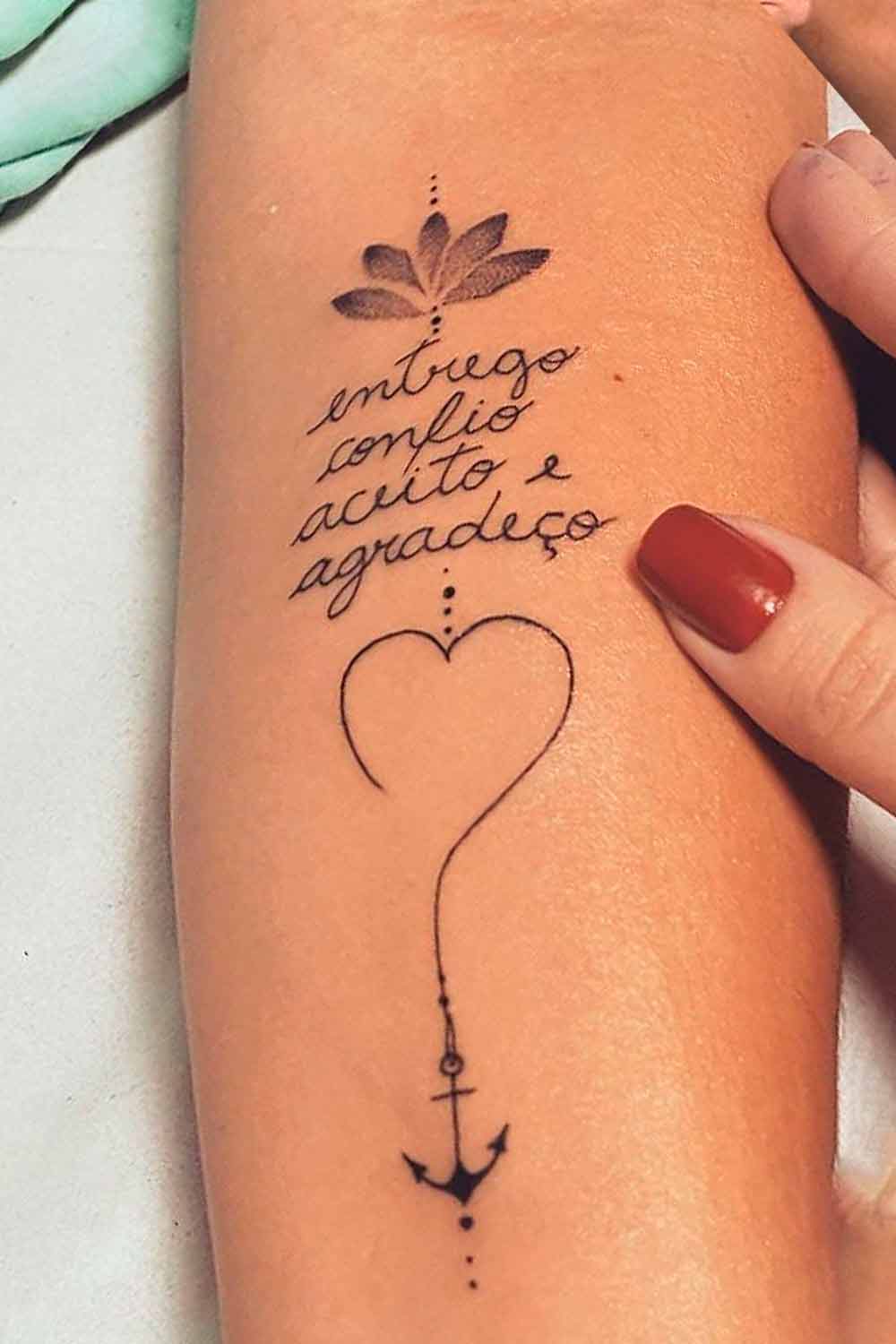 tatuagem-escrito-entrego-confio-aceito-e-agradeco 