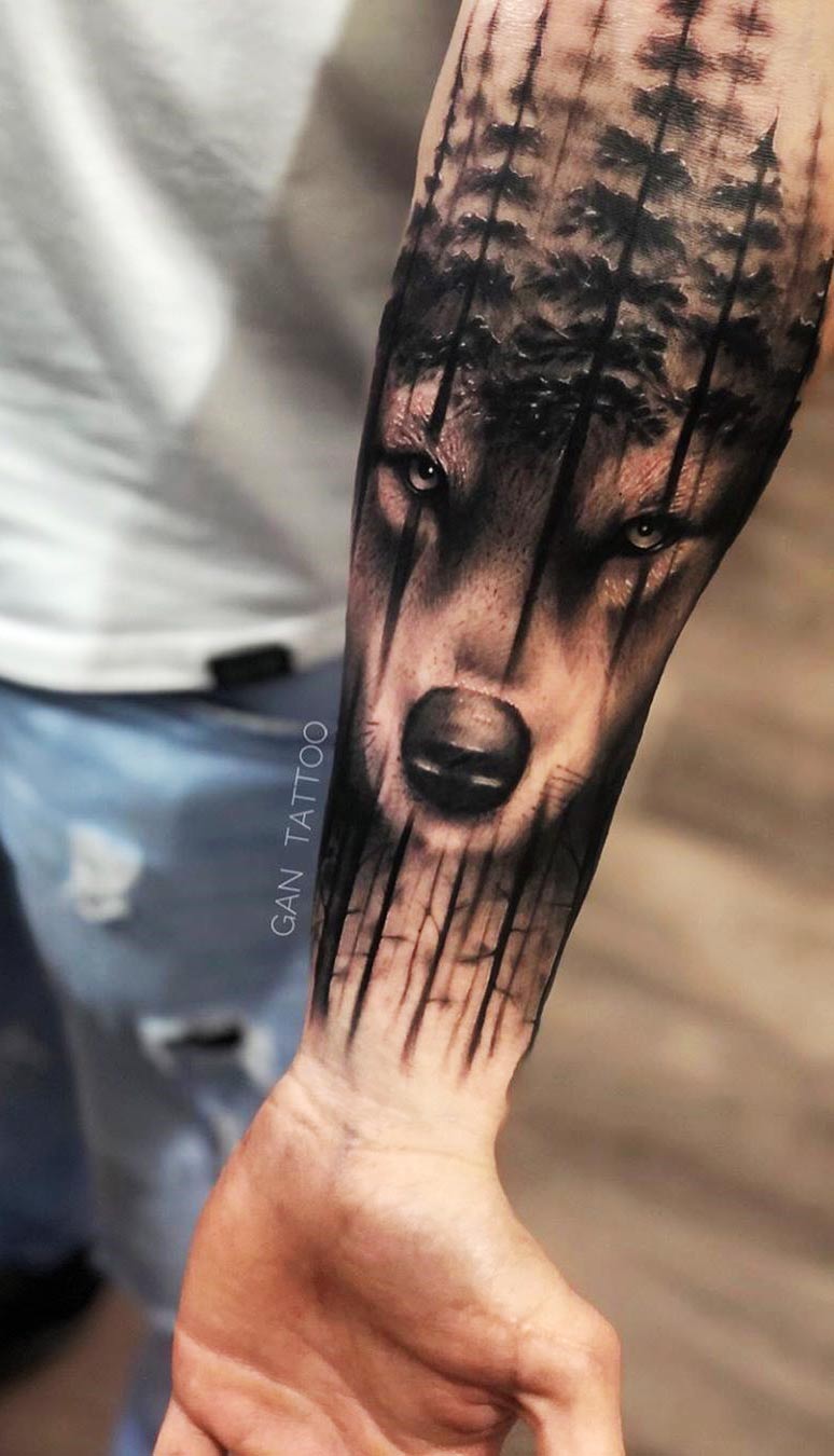 tatuagem-de-lobo-transparecendo-na-floresta 