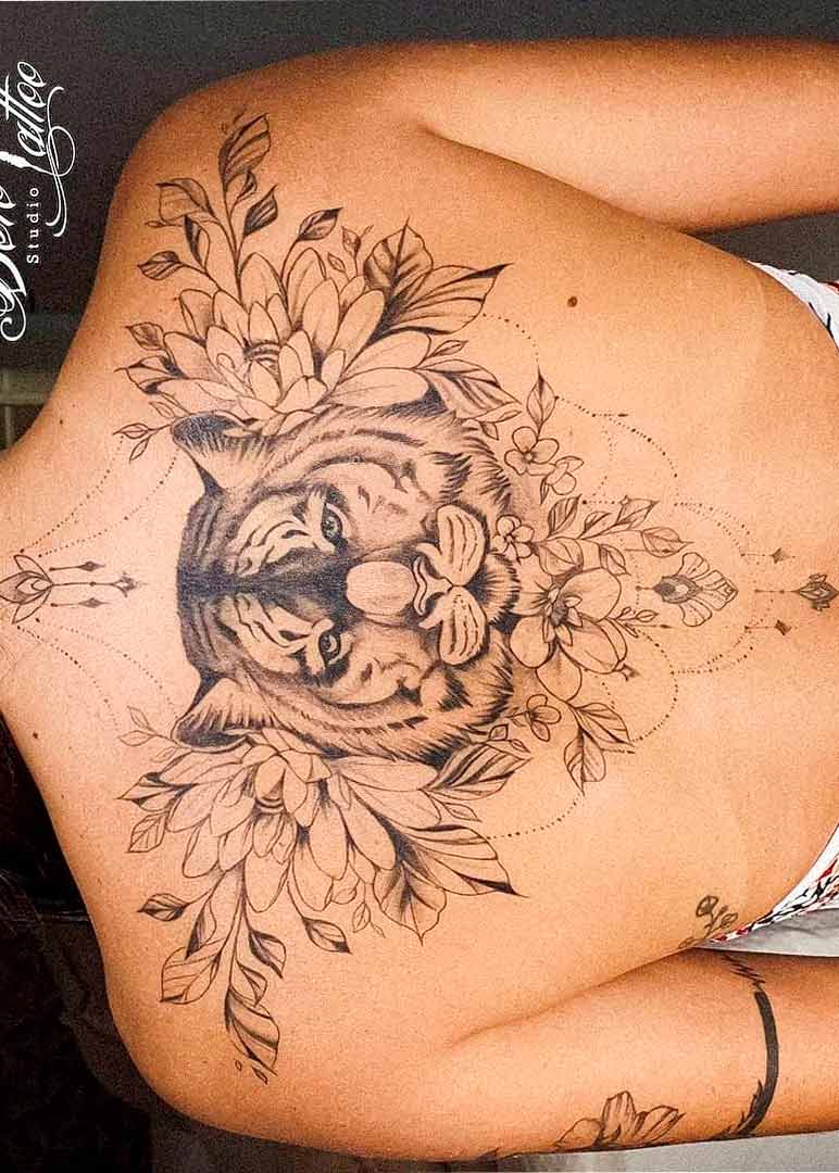 tatuagem-feminina-de-tigre-nas-costas 