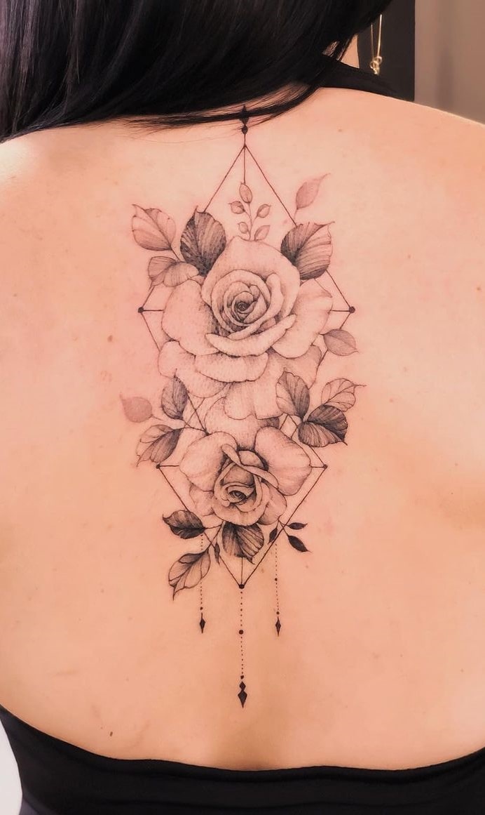 tatuagem-feminina-nas-costas-2020-11 